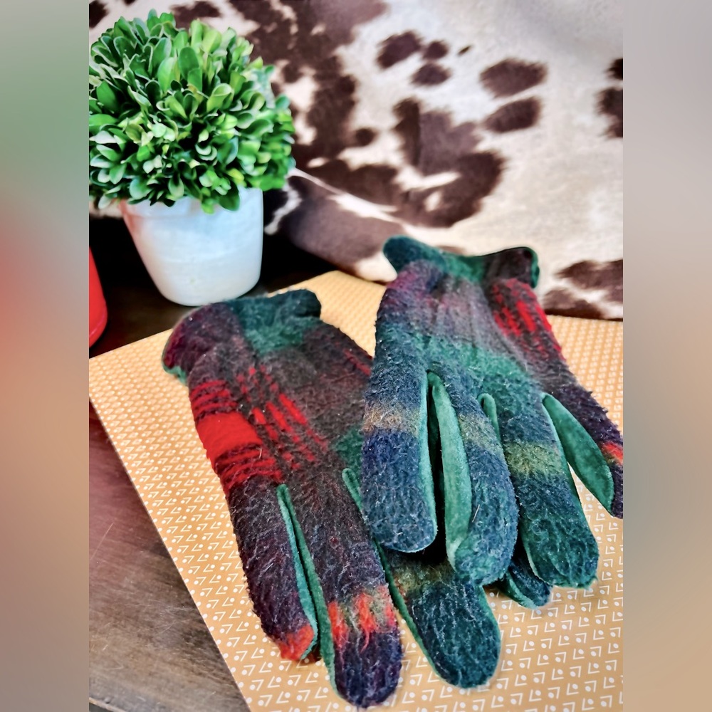 Vintage Isotoner Gloves Green/Red plaid. womens S/M. Sherpa lined w/ suede palms